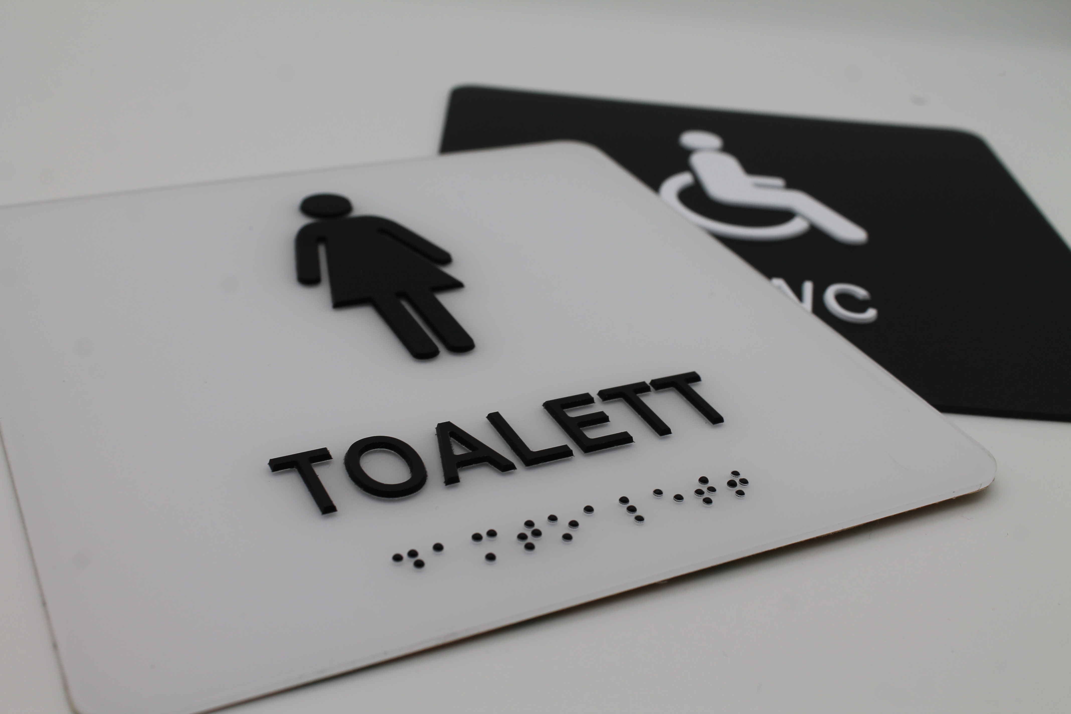 Taktile Schilder – Schilder mit Brailleschrift und erhabener Schrift für Sehbehinderte